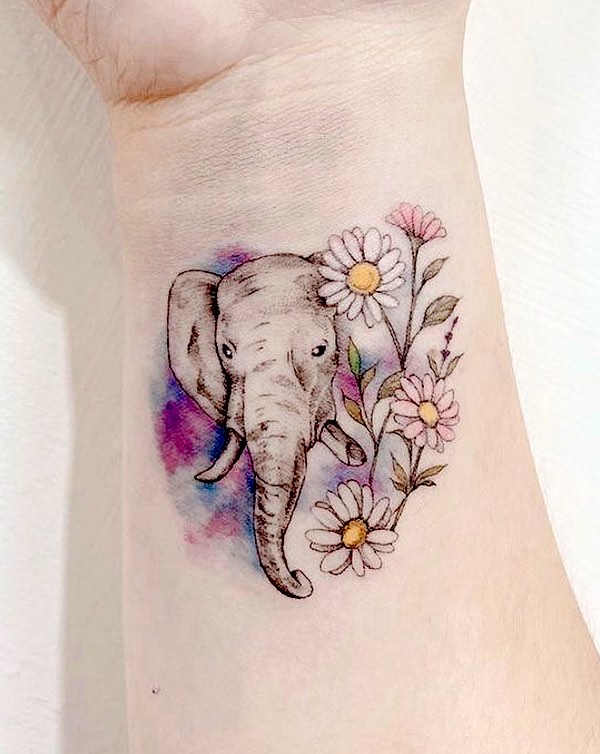 Tatuaggio da polso con elefante floreale di @777.twilight_tattoo
