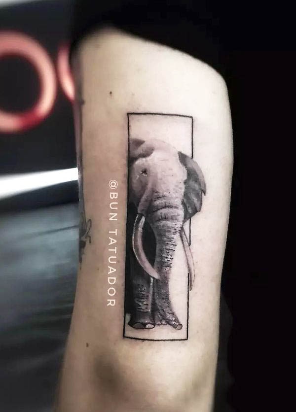 Tatuaggio realistico del braccio di elefante di @buntatuador