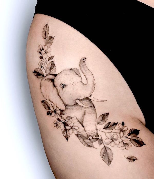 Tatuaggio di un cucciolo di elefante sul fianco da @kwiaciara.tattoo