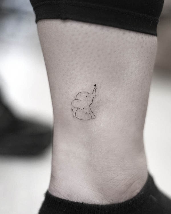 Piccolo elefante tatuato sulla caviglia da @ee_ink
