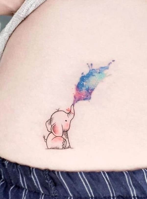 Tatuaggio acquerellato di @kaminey_parindey_tattoo con un elefantino carino