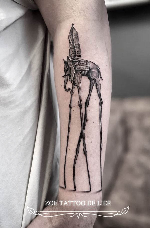 Elefante di Dalì tatuato da @zoetattoo.delier