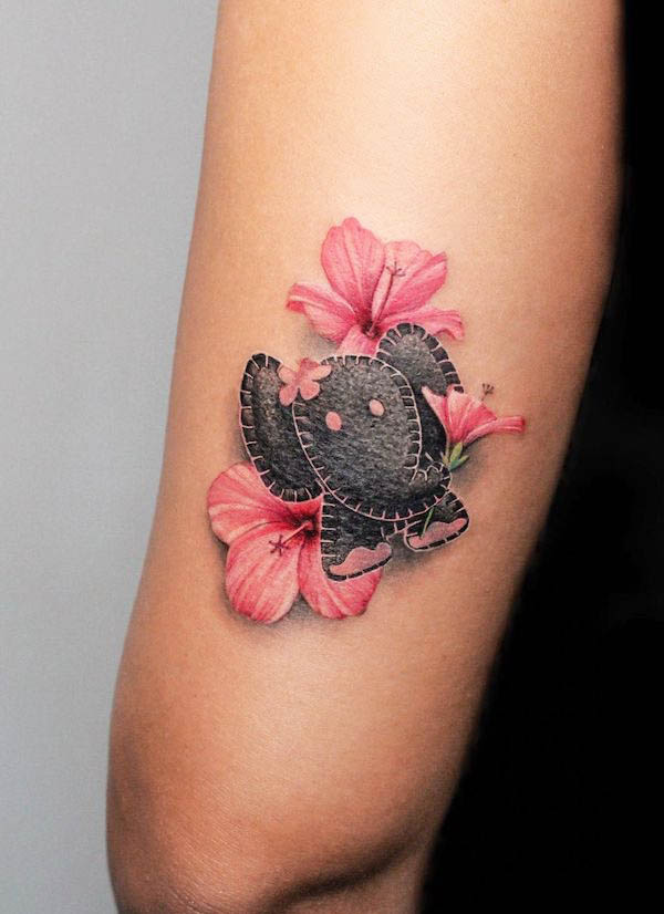 Tatuaggio 3D con elefante e fiori di @debrartist