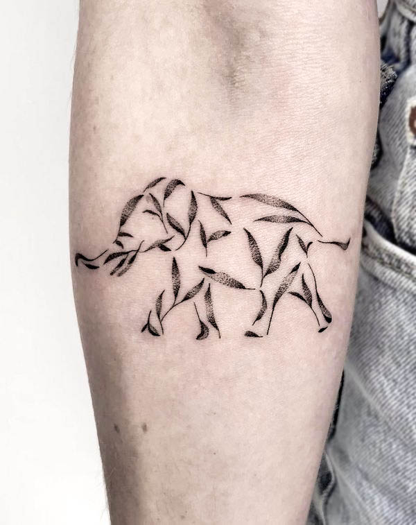 Tatuaggio con foglie ed elefante di @louka.tattooist