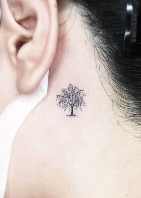 Tatuaggio di salice dietro l'orecchio di @tattooist_namoo