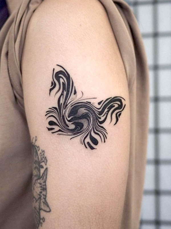 Tatuaggio astratto con farfalla da @natalka.tattoo
