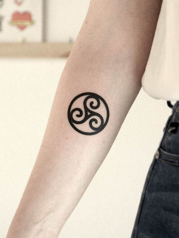 Tatuaggio del simbolo della crescita di Triskelion di @marianovidor