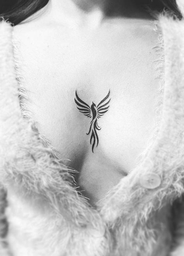 Tatuaggio della fenice tra le tette di @skinmachinetatto