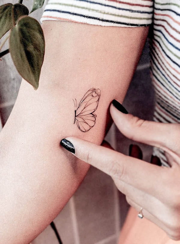 Tatuaggio semplice con farfalla sul braccio di @anaoliveiratattoo
