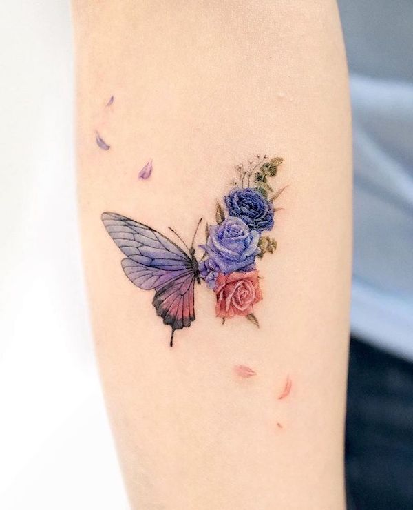Bellissimo tatuaggio con farfalla di @palette.tt