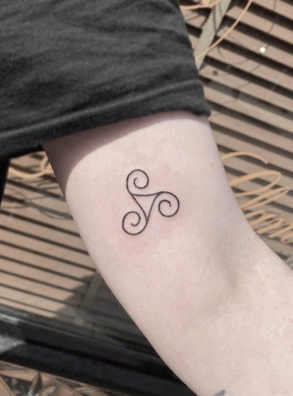 Tatuaggio del bicipite con simbolo di crescita Triskelion di @kimtamtt