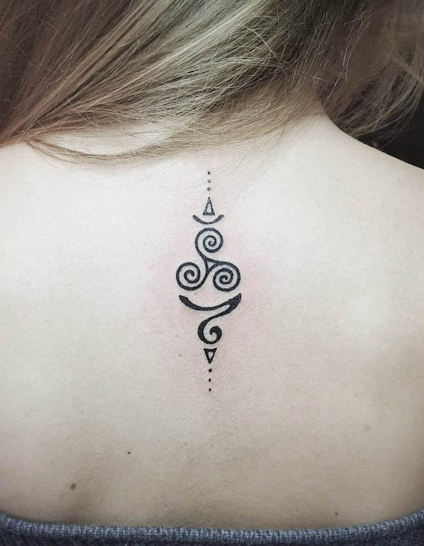 Tatuaggio del simbolo della crescita di Triskelion di @evo_tattoo_studio