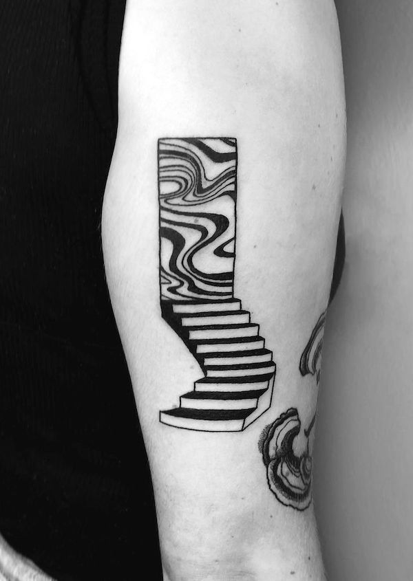 Tatuaggio di scale che simboleggia la crescita da @philip_popek