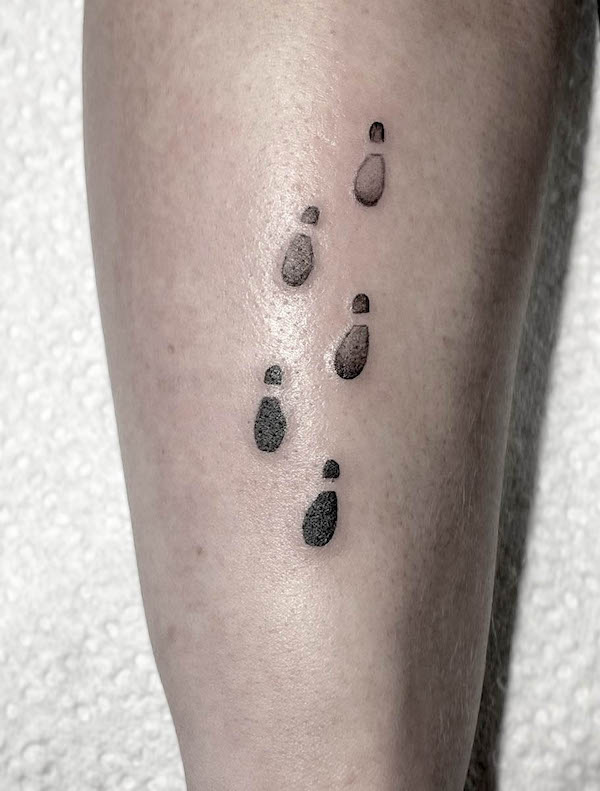Tatuaggio con impronta a piccoli passi su tatuaggio di @myart_carmen
