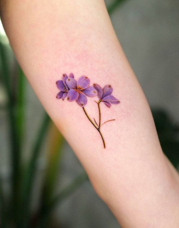 Tatuaggio di fiori di delphinium sulla crescita di @frommay_tat