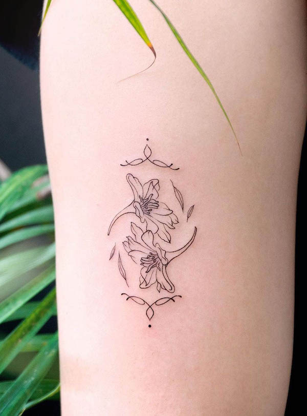 Tatuaggio delphinium nero e grigio di @choiyun_tattoo