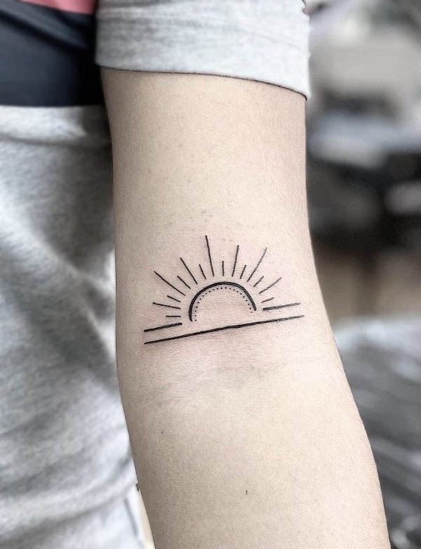 Tatuaggio dell'alba che simboleggia la crescita di @negro_magenta