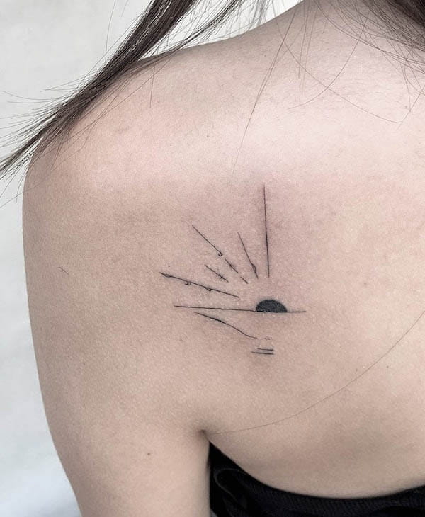 Tatuaggio di mezza alba sulla scapola di @trfart
