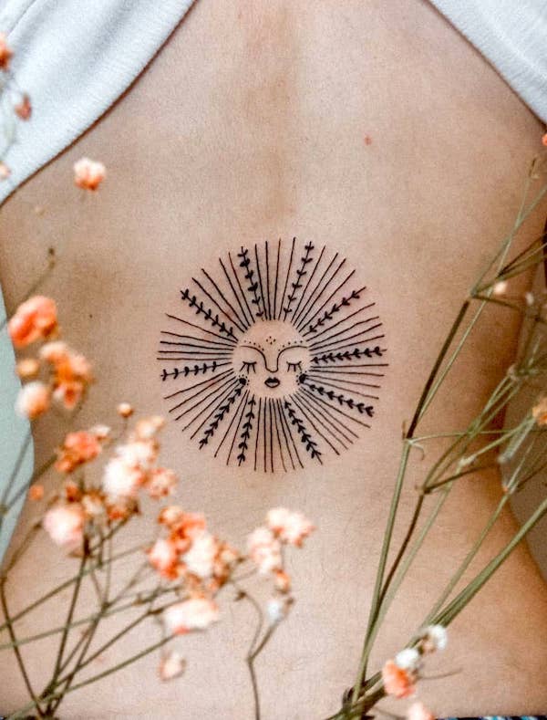 Tatuaggio carino dell'alba sulla schiena di @handpoke_joyce