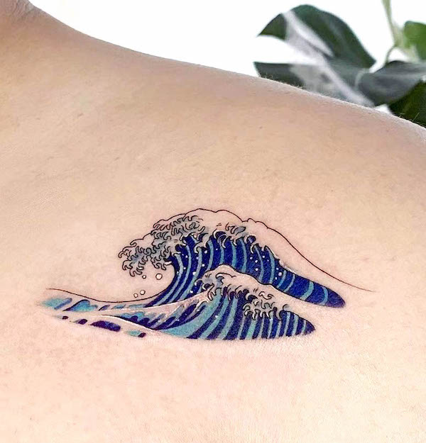 Tatuaggio con onde giapponesi sulla crescita di @doartinkstudi