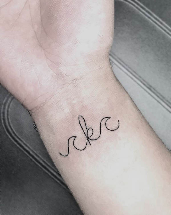 Tatuaggio da polso con onde e iniziali di @doubletake__beauty