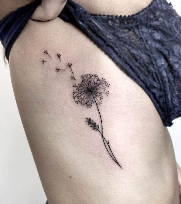 Tatuaggio di dente di leone da @mechainktattoostudio