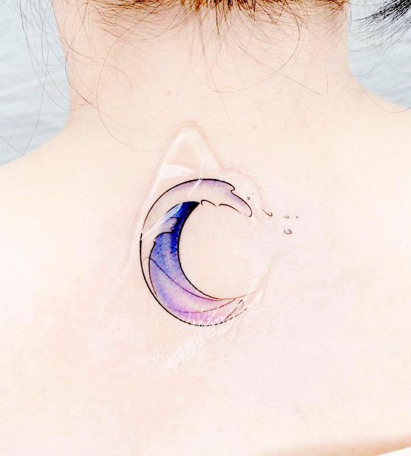 Tatuaggio femminile con onda dietro il collo di @heim__tattoo