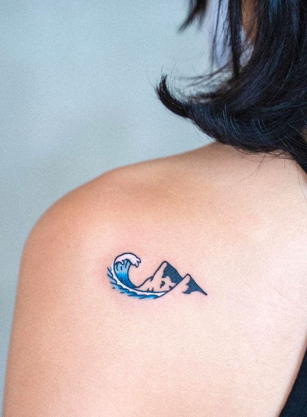 Tatuaggio di crescita con montagne e onde di @bongkee