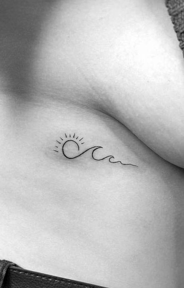 Tatuaggio minimalista con sole e onde sulla crescita di @tattoosbyina
