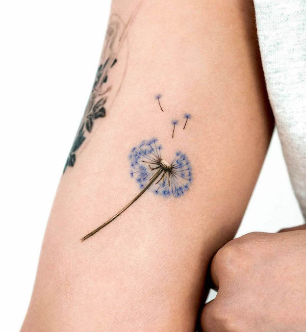 Tatuaggio con dente di leone blu di @oble_tattoo