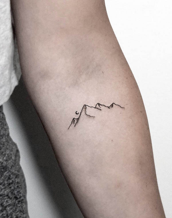 Tatuaggio semplice della crescita della montagna di @mashatattoos