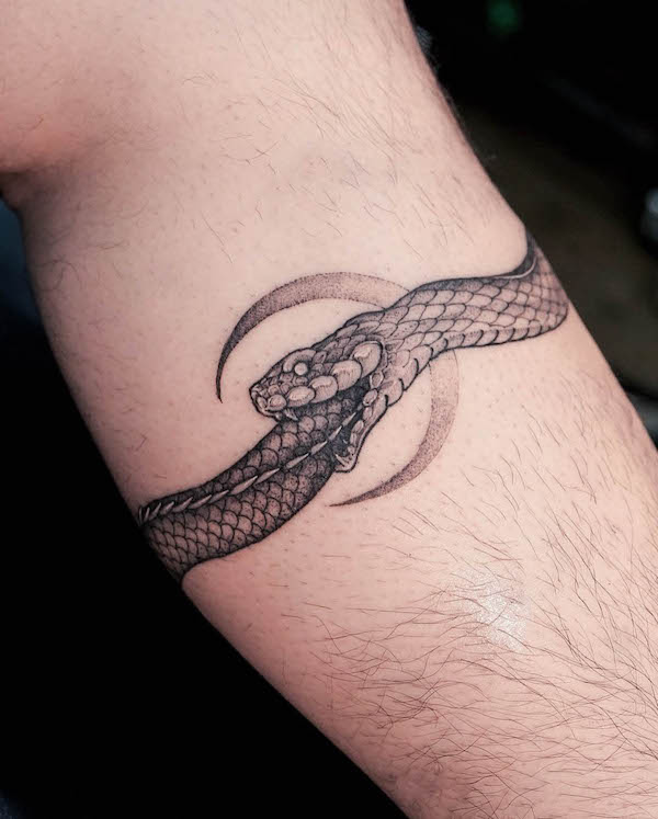 Tatuaggio con l'uroboro lunare di @khalblk