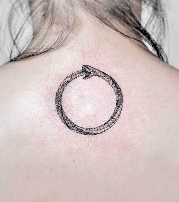 Tatuaggio Ouroboros e luna di @_o.doa_tt