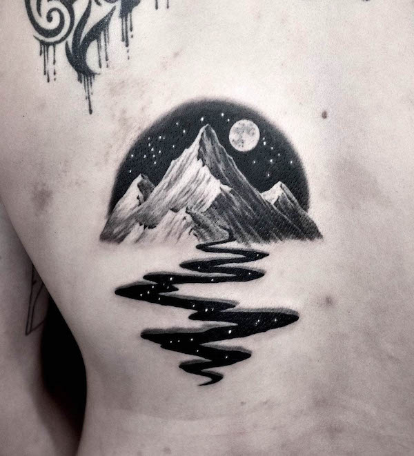 Tatuaggio artistico di montagne e paesaggi di @eiji_tattoo