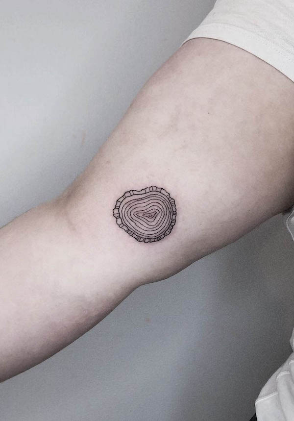 Tatuaggio ad anello sulla crescita da @ink.dust