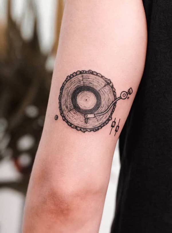 Tatuaggio sul braccio con anello d'albero sulla crescita di @antidotex_tattoo