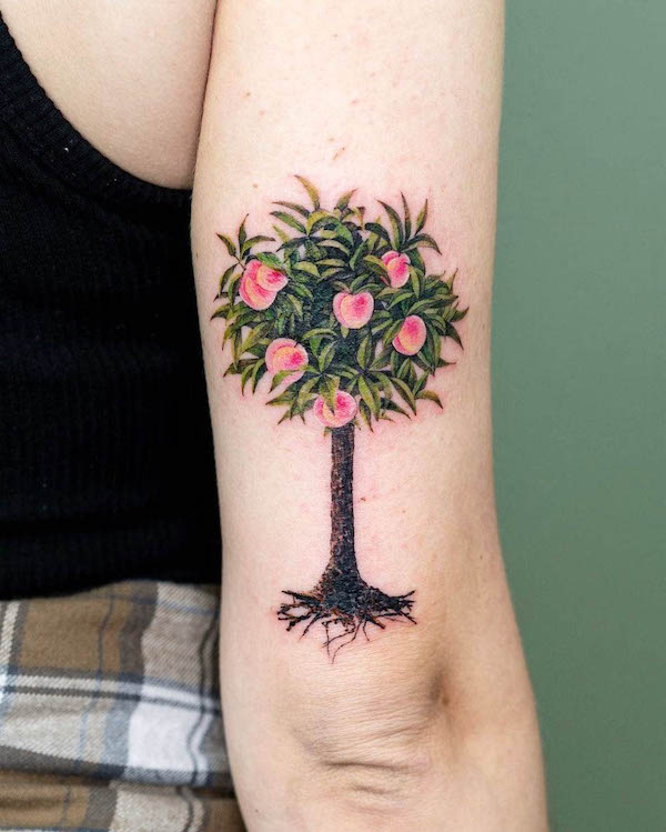 Albero di pesco che simboleggia la crescita di @pokhy_tattoo