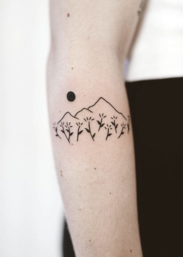 Tatuaggio di alberi e montagne che simboleggia la crescita di @makeamindfullmark
