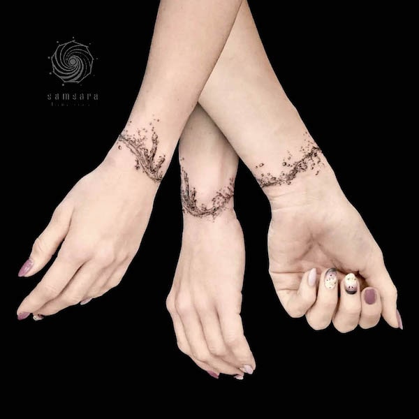 Tatuaggio del braccialetto Flowing water di @milena_zmijewska