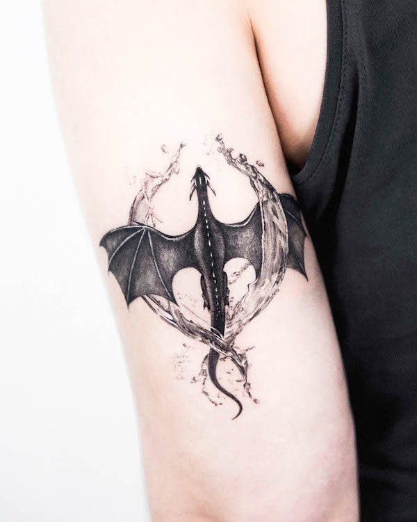 Tatuaggio con acqua e drago di @oble_tattoo