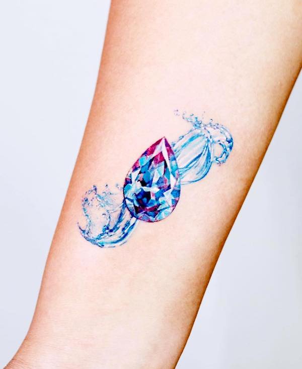 Tatuaggio magico con pietre preziose di @guseul_tattoo