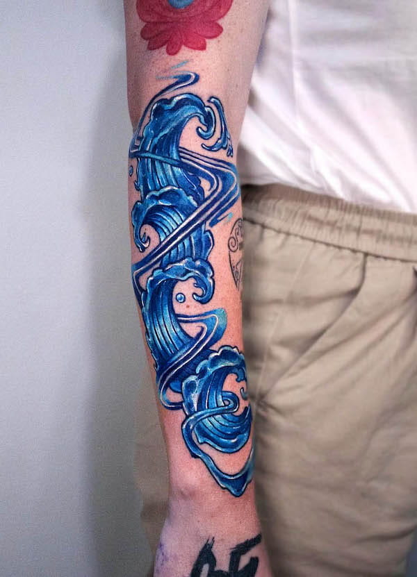 Tatuaggio in grassetto blu sull'avambraccio da @melange.tattoo