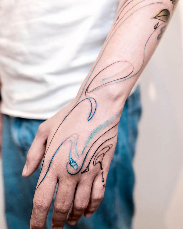 Tatuaggio della mano con acqua incandescente di @gagama