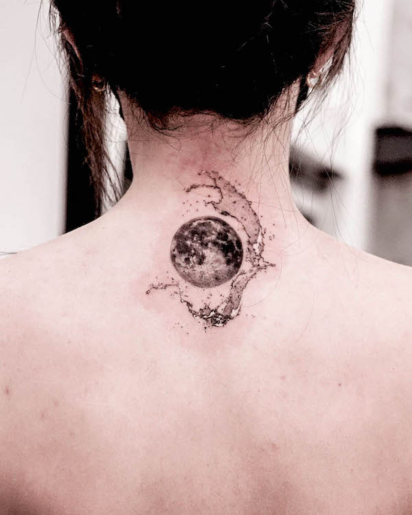 Tatuaggio di acqua e luna sulla nuca di @jz_inker