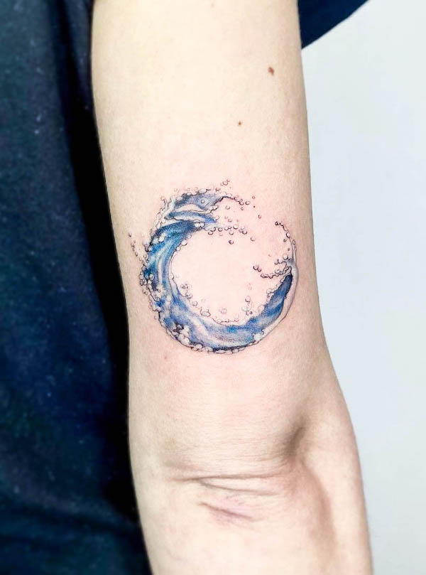 Tatuaggio Waves in circle di @noemesystattoo
