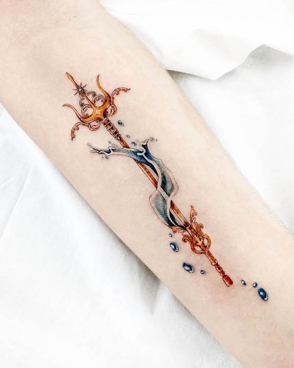 Tatuaggio con spada e acqua di @pobitattooo