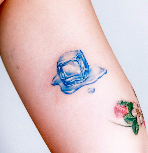 Tatuaggio con cubetto di ghiaccio in fusione di @guseul_tattoo