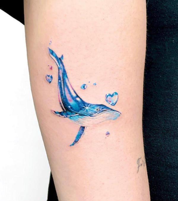 Balena iridescente di @sonnee_tattooist