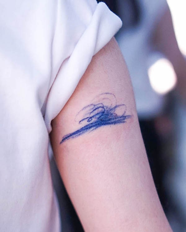 Tatuaggio astratto con acqua di @0one_tattoo