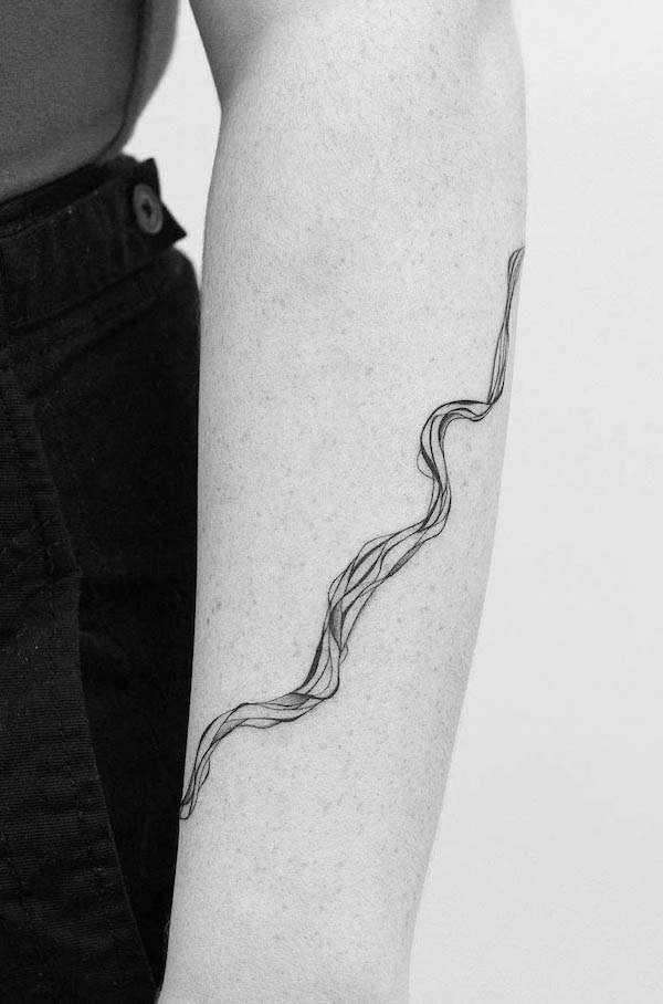 Tatuaggio minimalista dell'avambraccio con acqua di @bibi.abelle